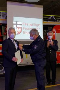 Bürgermeister Stefan Raetz erhält die Deutsche Feuerwehr-Ehrenmedaille des Deutschen Feuerwehrverbandes.