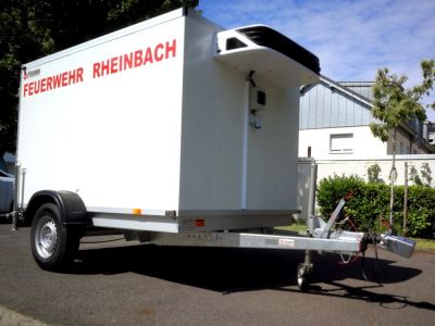 Seitenansicht Kühlanhänger mit Aufschrift "Feuerwehr Rheinbach"