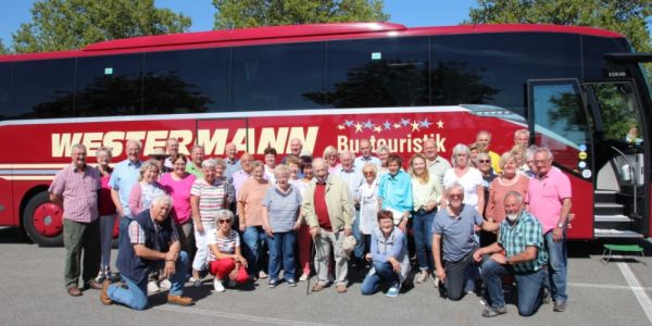 Gruppenfoto der Teilnehmenden der Tour der Ehrenabteilung vor einem Reisebus.