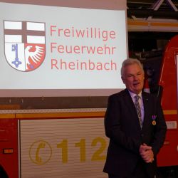 Bürgermeister Stefan Raetz richtet Abschiedsworte an seine Rheinbacher Feuerwehr.