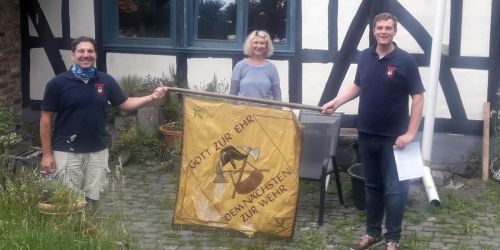 Übergabe der Fahne an Restauratorin Lienemann durch die Kameraden Marcel Konrad und Peter Klein.