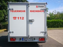Rückansicht Kühlanhänger mit Aufschrift "Feuerwehr Rheinbach" und "112"
