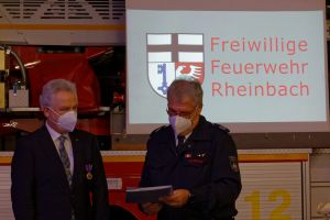 Wehrleiter Laurenz Kreuser überreicht Bürgermeister Stefan Raetz die Urkunde zur Ehrenmitgliedschaft im Kameradschaftsverein der Freiwilligen Feuerwehr der Stadt Rheinbach.