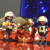 Playmobil-Feuerwehrmänner vor Weihnachtskugeln